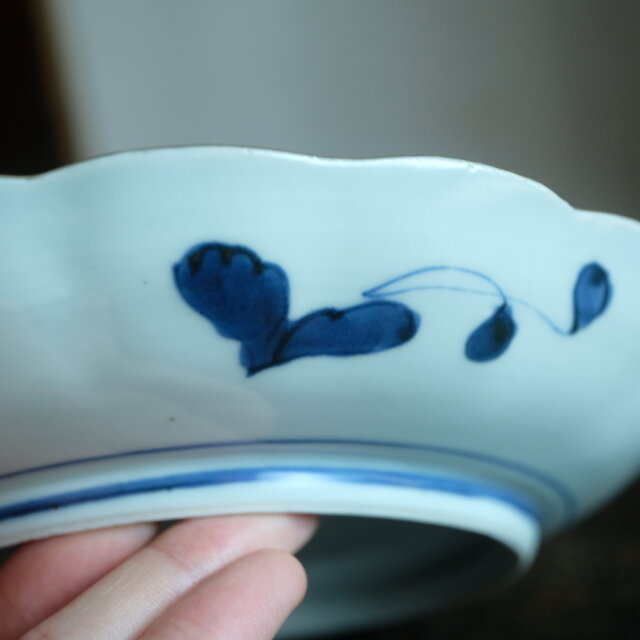 花と蝶々◇青で素敵。伊万里 花蝶文染錦七寸中皿 骨董・antiques 古