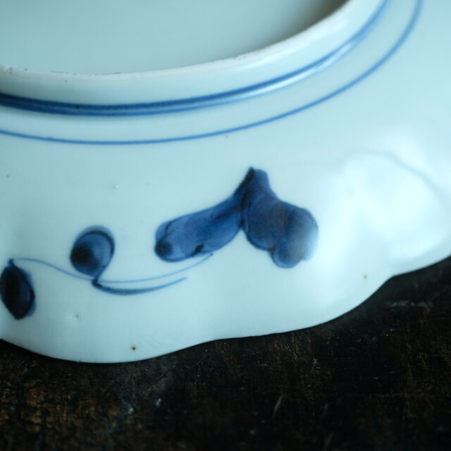 花と蝶々◇青で素敵。伊万里 花蝶文染錦七寸中皿 骨董・antiques 古