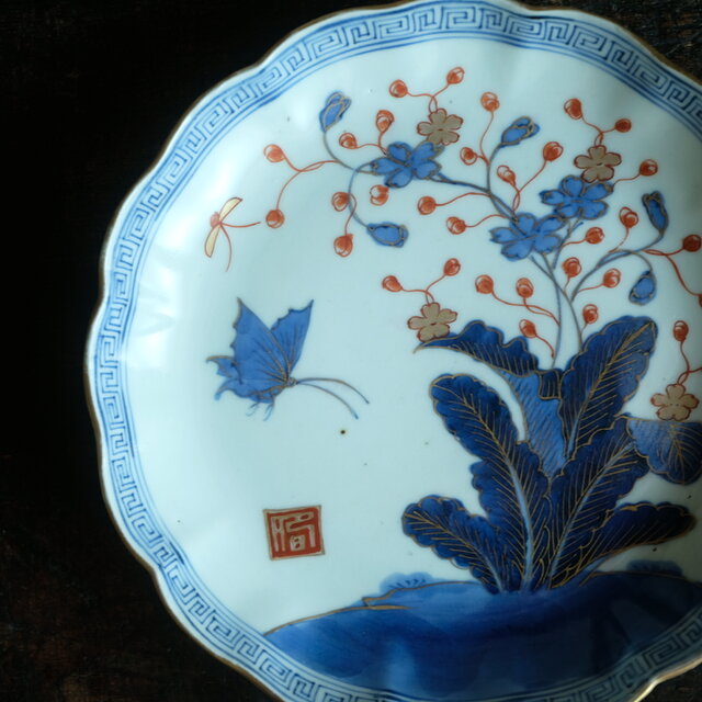 花と蝶々◇青で素敵。伊万里 花蝶文染錦七寸中皿 骨董・antiques 古