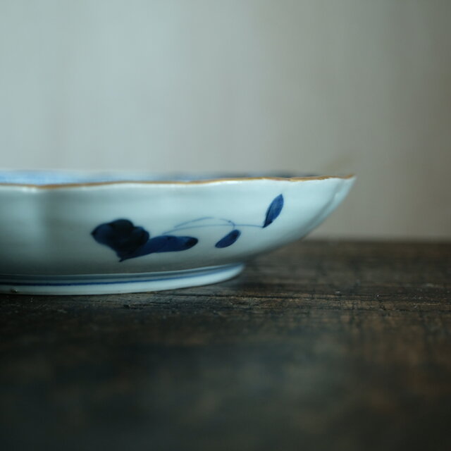 花と蝶々◇青で素敵。伊万里 花蝶文染錦七寸中皿 骨董・antiques 古