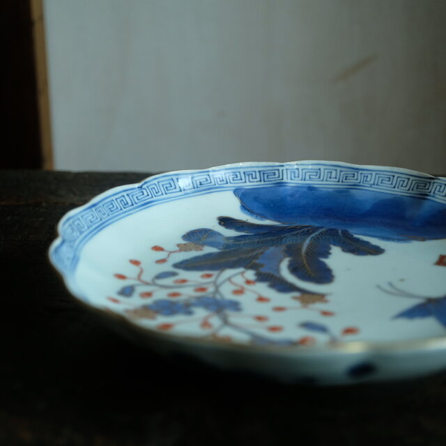 花と蝶々◇青で素敵。伊万里 花蝶文染錦七寸中皿 骨董・antiques 古