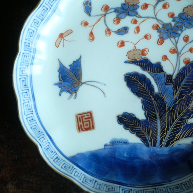 花と蝶々◇青で素敵。伊万里 花蝶文染錦七寸中皿 骨董・antiques 古