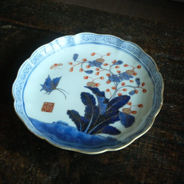 花と蝶々◇青で素敵。伊万里 花蝶文染錦七寸中皿 骨董・antiques 古