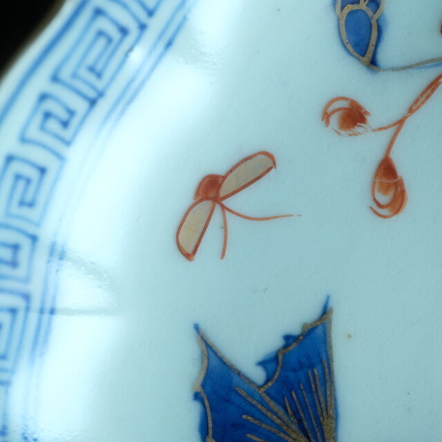 花と蝶々◇青で素敵。伊万里 花蝶文染錦七寸中皿 骨董・antiques 古