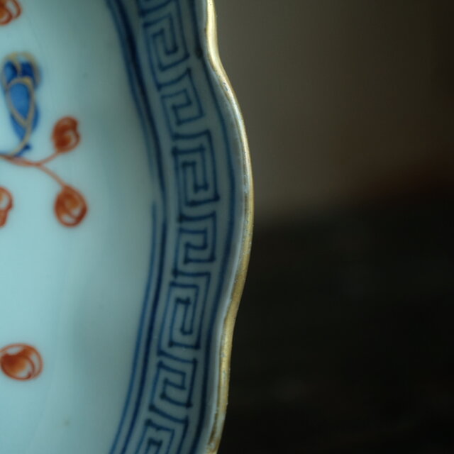 花と蝶々◇青で素敵。伊万里 花蝶文染錦七寸中皿 骨董・antiques 古
