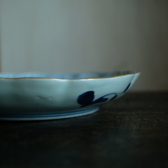 花と蝶々◇青で素敵。伊万里 花蝶文染錦七寸中皿 骨董・antiques 古