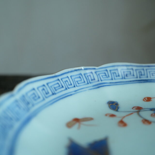 花と蝶々◇青で素敵。伊万里 花蝶文染錦七寸中皿 骨董・antiques 古