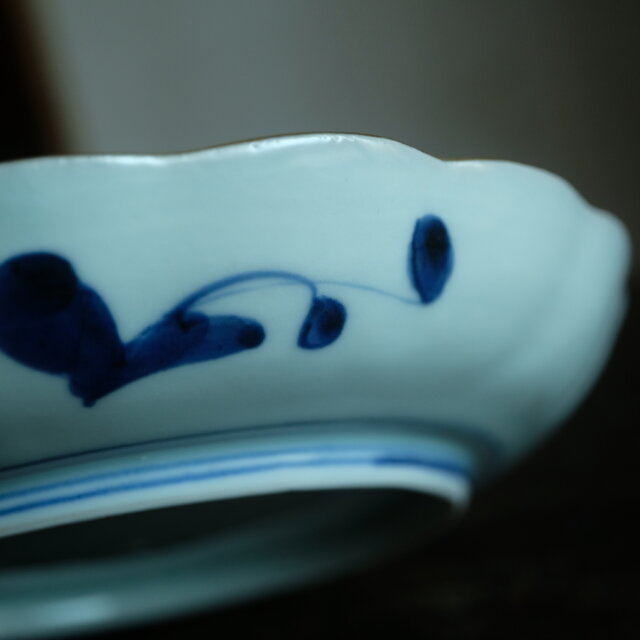 花と蝶々◇青で素敵。伊万里 花蝶文染錦七寸中皿 骨董・antiques 古