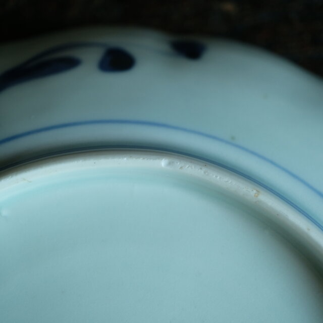 花と蝶々◇青で素敵。伊万里 花蝶文染錦七寸中皿 骨董・antiques 古
