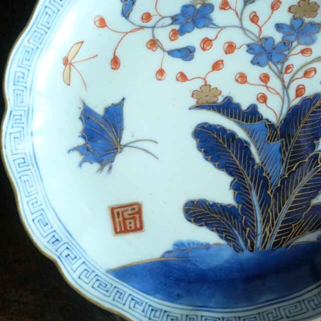 花と蝶々◇青で素敵。伊万里 花蝶文染錦七寸中皿 骨董・antiques 古