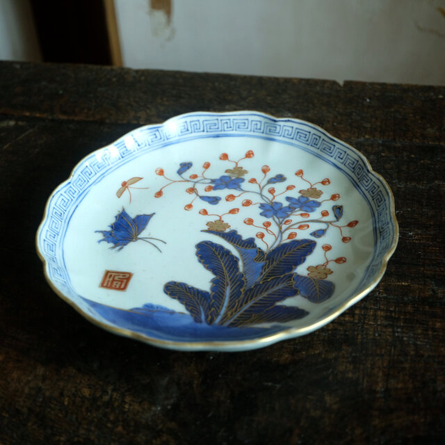 花と蝶々◇青で素敵。伊万里 花蝶文染錦七寸中皿 骨董・antiques 古