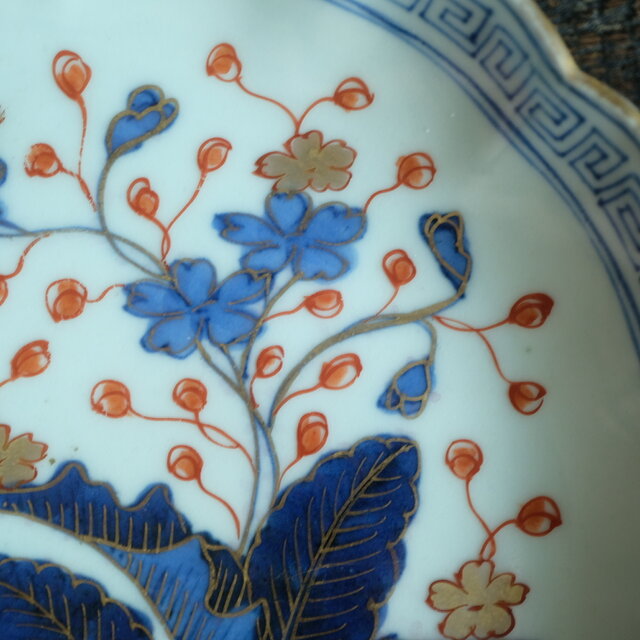 花と蝶々◇青で素敵。伊万里 花蝶文染錦七寸中皿 骨董・antiques 古