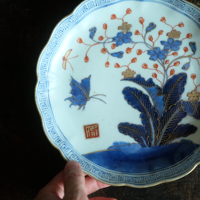 花と蝶々◇青で素敵。伊万里 花蝶文染錦七寸中皿 骨董・antiques 古