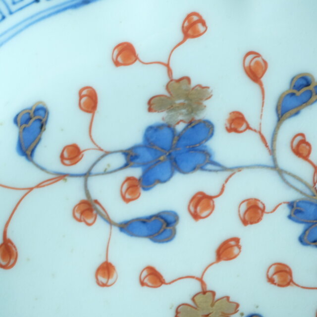 花と蝶々◇青で素敵。伊万里 花蝶文染錦七寸中皿 骨董・antiques 古