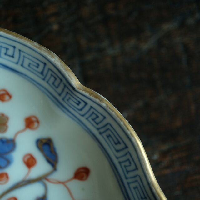花と蝶々◇青で素敵。伊万里 花蝶文染錦七寸中皿 骨董・antiques 古
