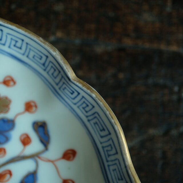花と蝶々◇青で素敵。伊万里 花蝶文染錦七寸中皿 骨董・antiques 古