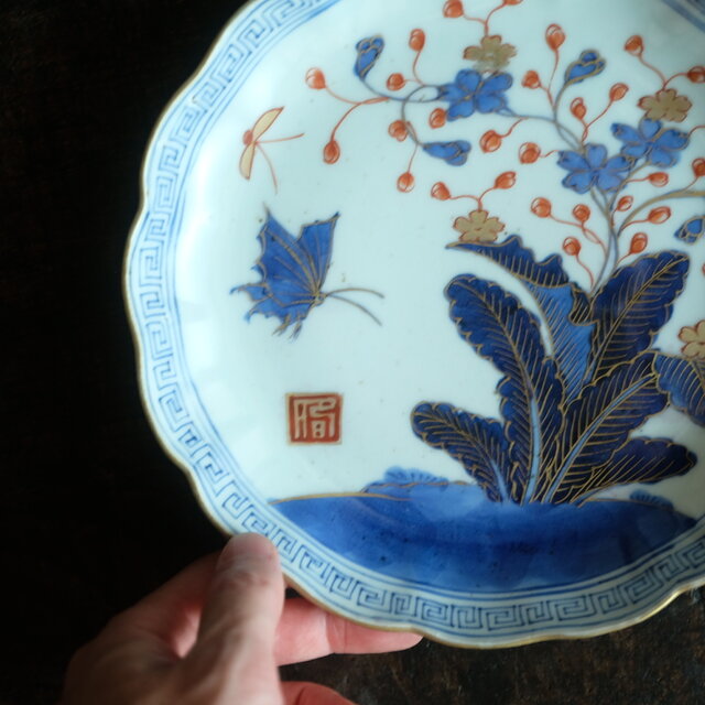 花と蝶々◇青で素敵。伊万里 花蝶文染錦七寸中皿 骨董・antiques 古