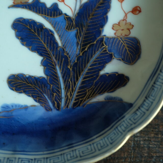 花と蝶々◇青で素敵。伊万里 花蝶文染錦七寸中皿 骨董・antiques 古