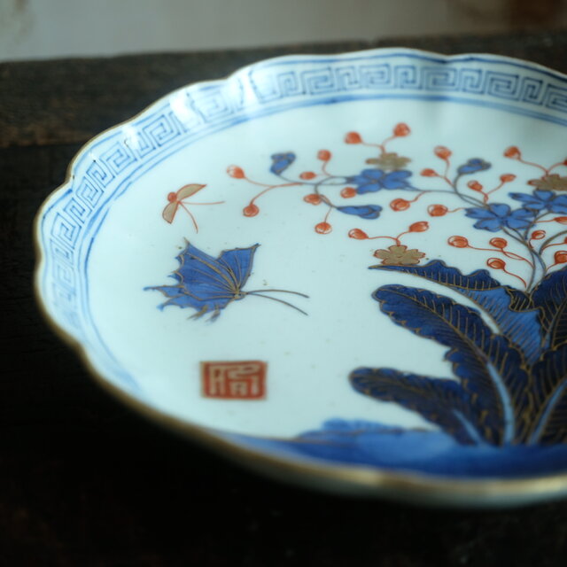 花と蝶々◇青で素敵。伊万里 花蝶文染錦七寸中皿 骨董・antiques 古