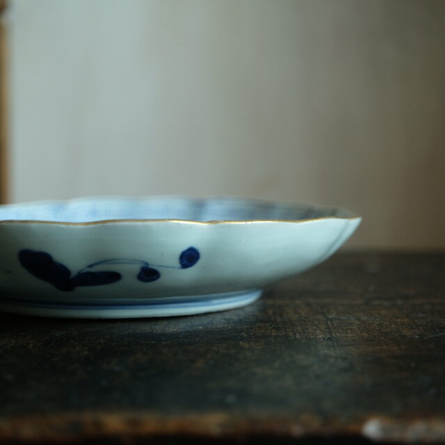花と蝶々◇青で素敵。伊万里 花蝶文染錦七寸中皿 骨董・antiques 古