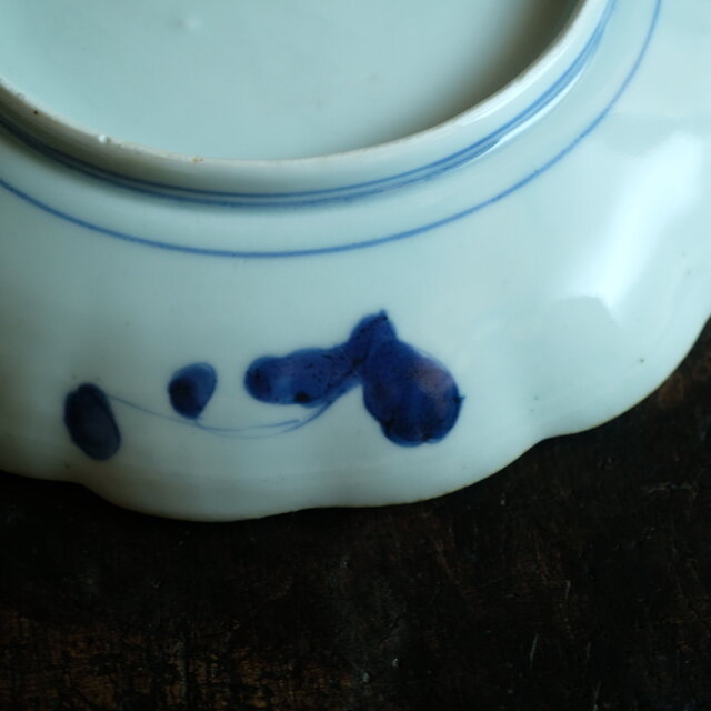 花と蝶々◇青で素敵。伊万里 花蝶文染錦七寸中皿 骨董・antiques 古