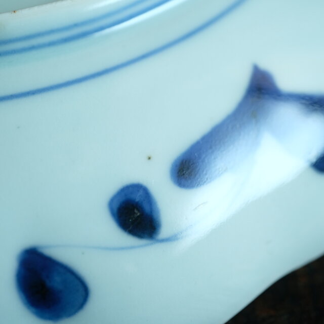 花と蝶々◇青で素敵。伊万里 花蝶文染錦七寸中皿 骨董・antiques 古