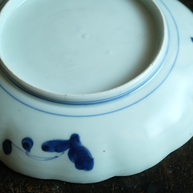 花と蝶々◇青で素敵。伊万里 花蝶文染錦七寸中皿 骨董・antiques 古