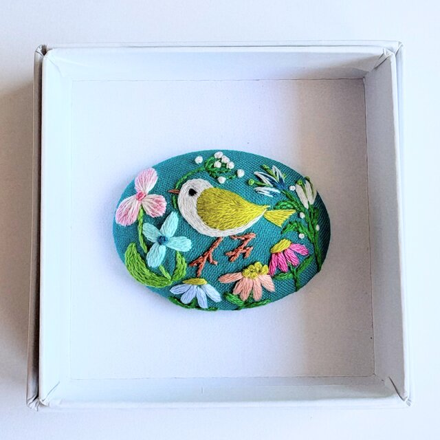 ハンドメイド刺繍ブローチ　714  コガラと夏椿 ことりと草花の刺繍ブローチ(botanical）#481 | iichi 日々の暮らしを