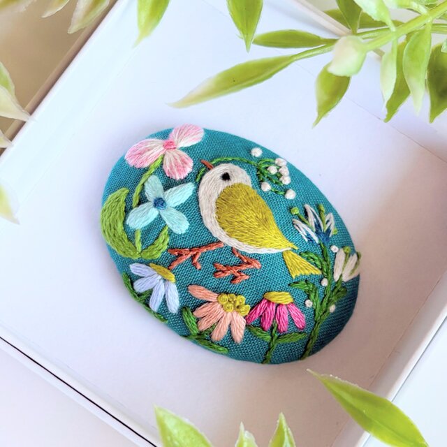 ことりと草花の刺繍ブローチ(botanical）#481 | iichi 日々の暮らしを