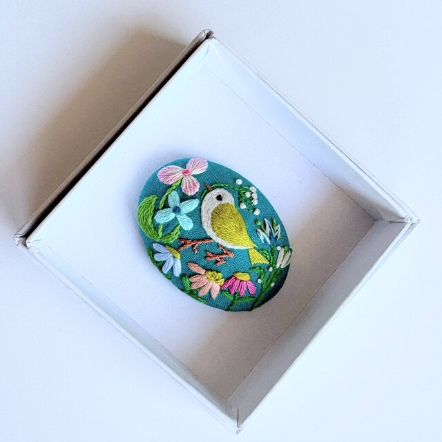 ことりと草花の刺繍ブローチ(botanical）#481 | iichi 日々の暮らしを