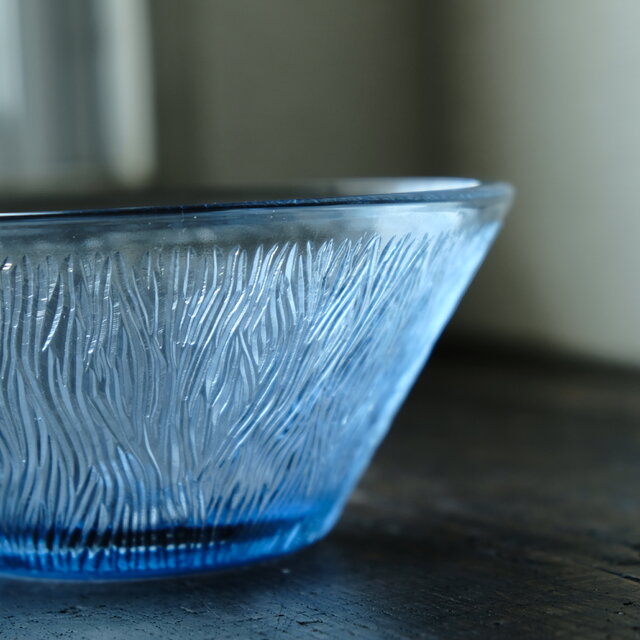 骨董　レトロガラス　四角型　濃水色フチ　線巻　糸巻　菓子鉢　花器　ウランガラス 細かな線の総柄◇薄いブルーで素敵。プレスガラス深鉢 素麺鉢 古民家