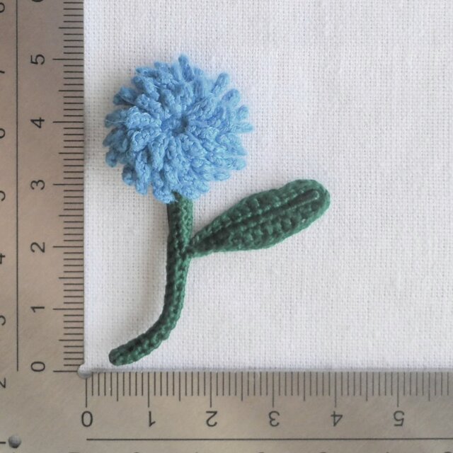 かぎ針で編んだブローチ ほっこりコサージュ スカイブルー 刺繍糸2本