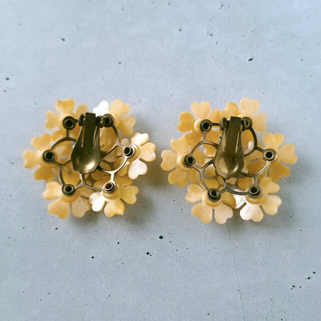 orange plastic rhinestone flower ヴィンテージイヤリング | iichi