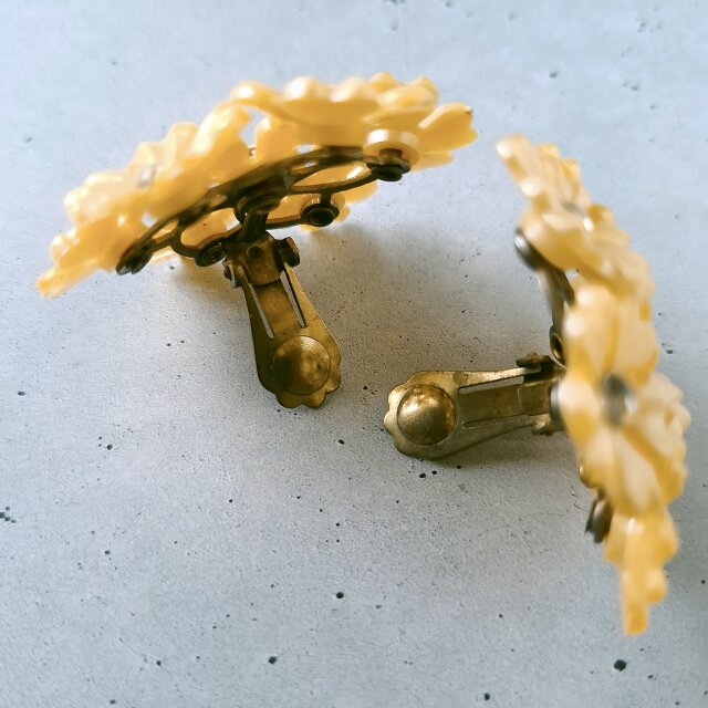 ウッドパイソンの大ぶりヴィンテージイヤリング orange plastic rhinestone flower ヴィンテージイヤリング | iichi