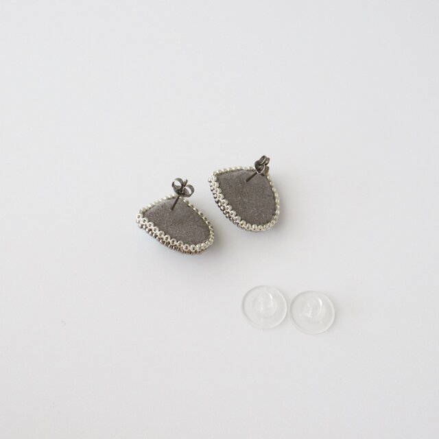 ターコイズブルーとブラックオニキスのビーズ刺繍ピアス／上品・天然石