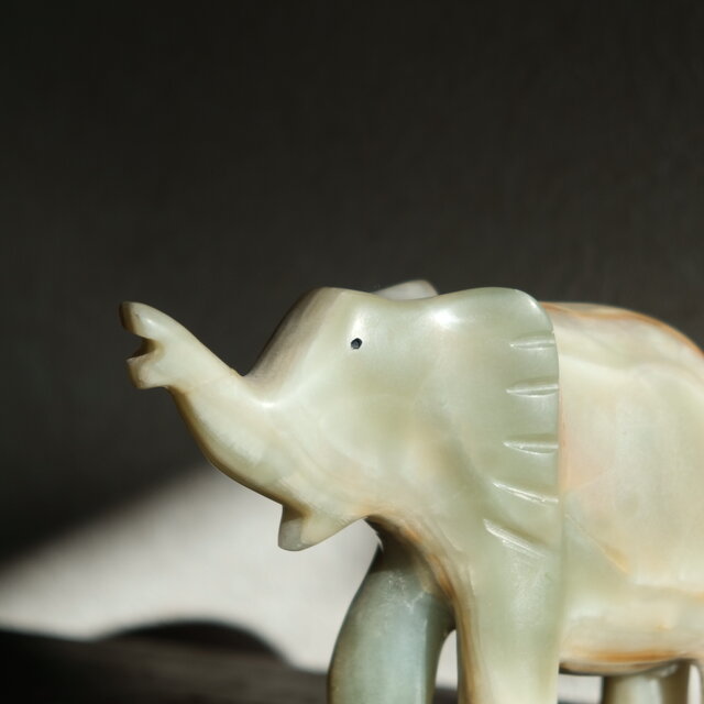 特価¥3300→¥2200】キュートな象◇天然石のオブジェ オニキス