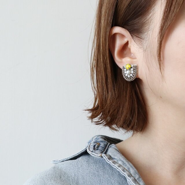 イエローオパールの月の光ビーズ刺繍イヤリング／上品・大人可愛い