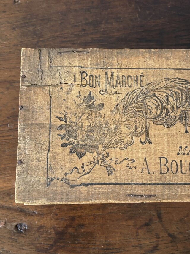 フランスアンティーク AU BON MARCHE 木箱 メルスリー　ボンマルシェ ボンマルシェ百貨店 木箱 羽とコサージュ用 フランス アンティーク