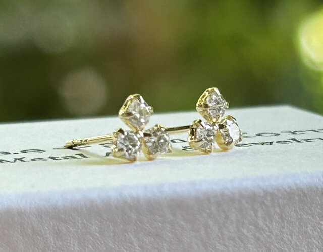 天然ダイアモンド3粒・0.24CT◇K18◇k18ゴールド／スタッドピアス