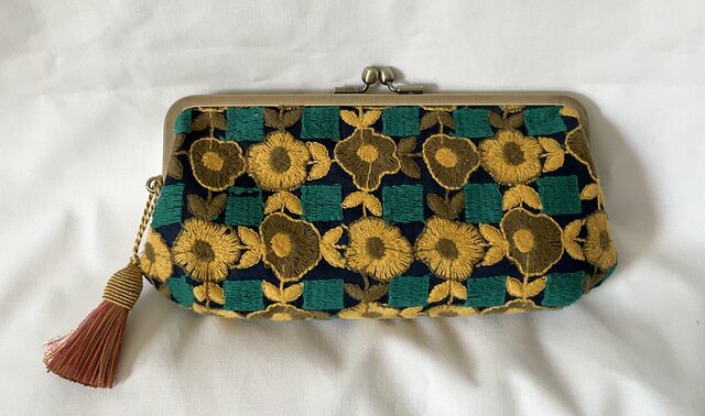 刺繍 花柄 シンプルがま口長財布 | iichi 日々の暮らしを心地よくする