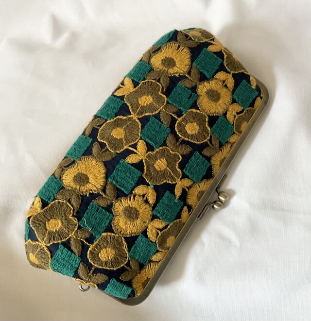 刺繍 花柄 シンプルがま口長財布 | iichi 日々の暮らしを心地よくする