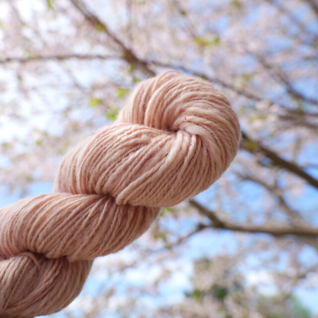 本物の桜色 103g/約250〜260m｜桜染めの手紡ぎ糸 草木染め ピンク 毛糸