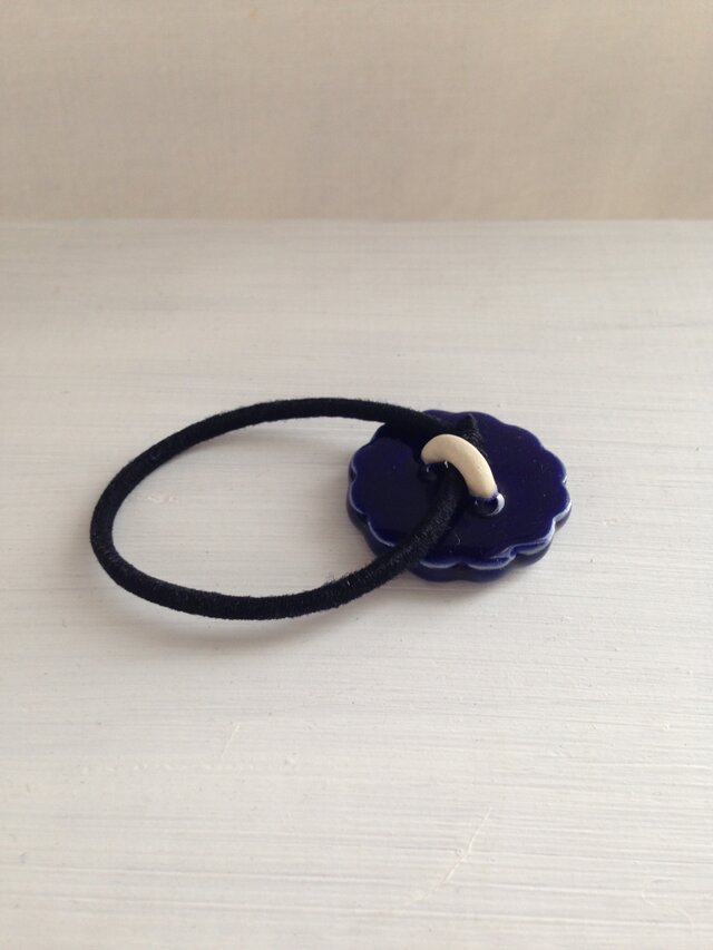 ヘアゴム(ブルー花)F | iichi 日々の暮らしを心地よくするハンドメイド
