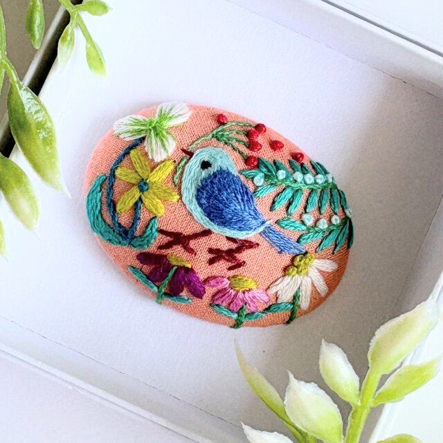 ことりと草花の刺繍ブローチ(botanical）#482 | iichi 日々の暮らしを