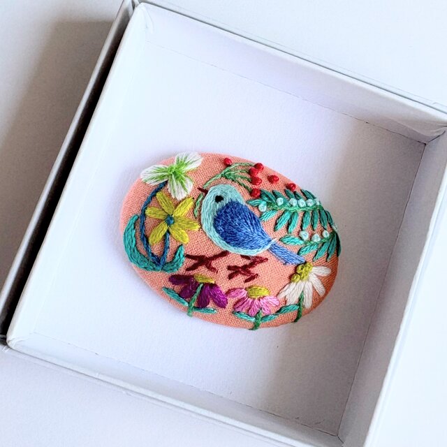 ことりと草花の刺繍ブローチ(botanical）#482 | iichi 日々の暮らしを