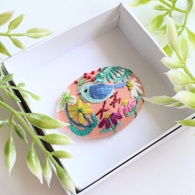 ことりと草花の刺繍ブローチ(botanical）#482 | iichi 日々の暮らしを