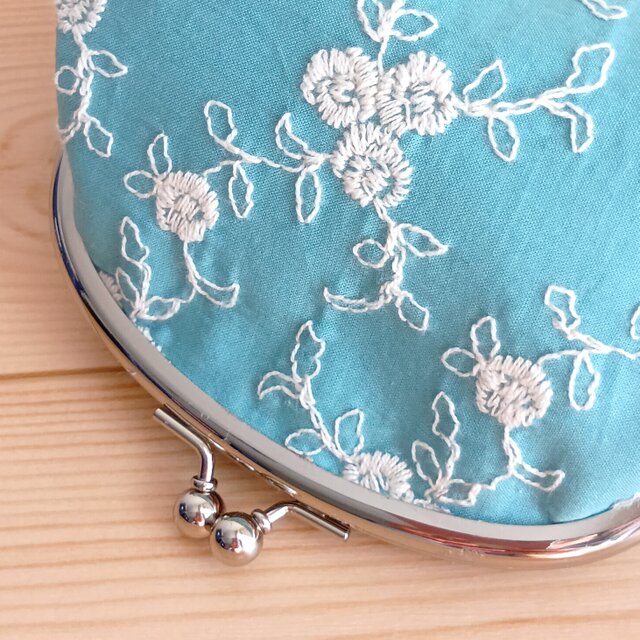 薔薇柄刺繍 がま口ポーチ 12cm アクアターコイズ 729 | iichi 日々の