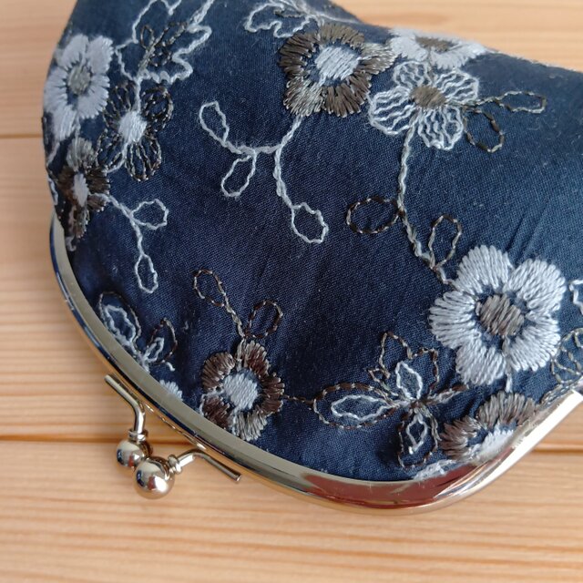 花柄刺繍 がま口ポーチ 12cm ネイビー ネイビー 727 | iichi 日々の
