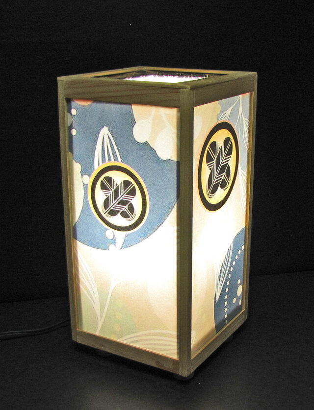 和紙の温り＝「丸に違い鷹の羽」／2本組／LED・檜枠造・フイルム加工・軽量／ ◇家紋の宿り木=「丸に違い鷹の羽」／至福の灯かり／LED昼白色・桧枠造