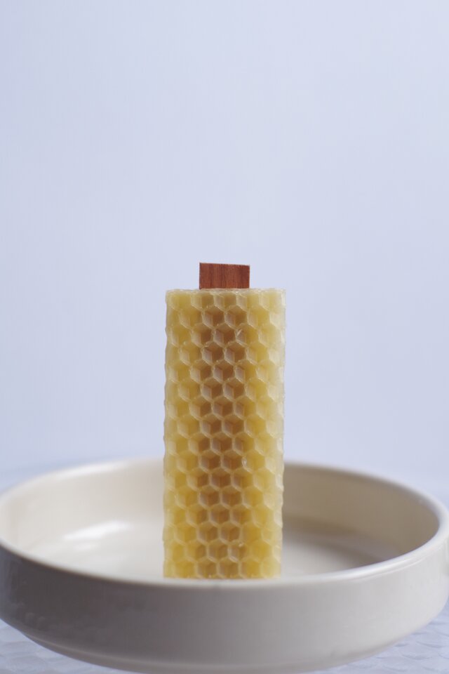 iichi限定）蜜蝋と木芯のキャンドル｜ハニカムシートが重なる